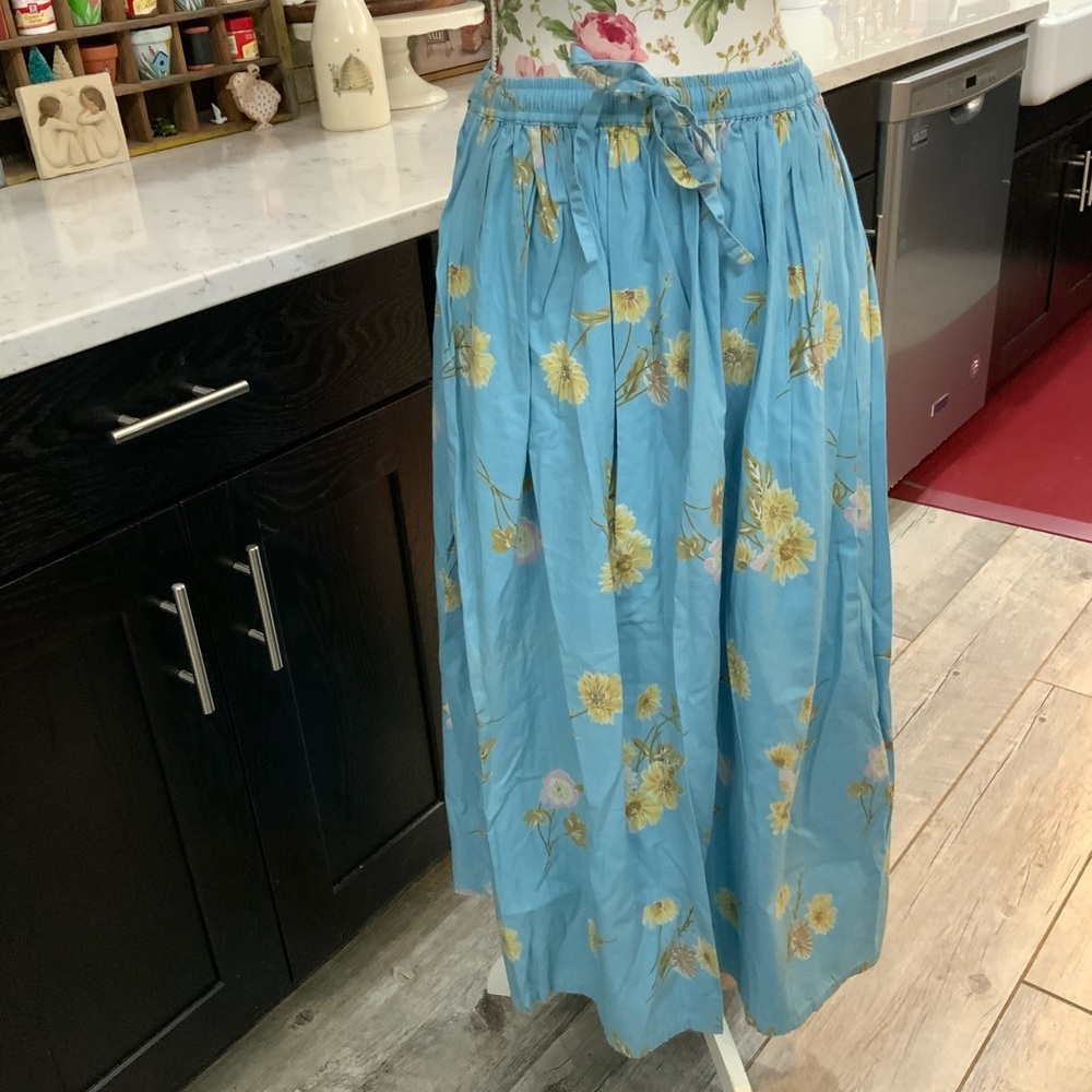 Orvis Vintage Maxi Skirt Size 10 
Elastic Waist Drawstring 
Pockets 
Blue Floral